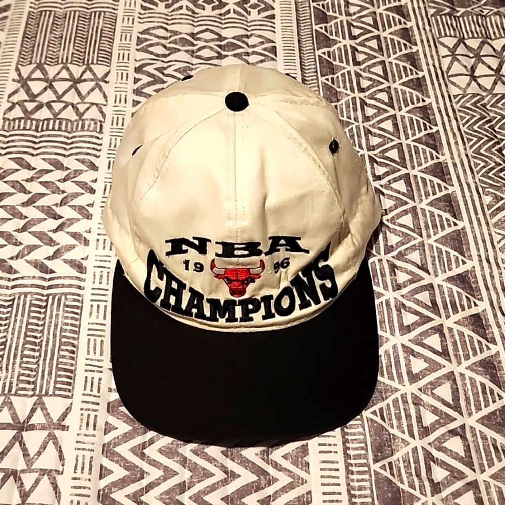 1996 NBA Champions Chicago Bulls vintage hat. OSFA. White and black